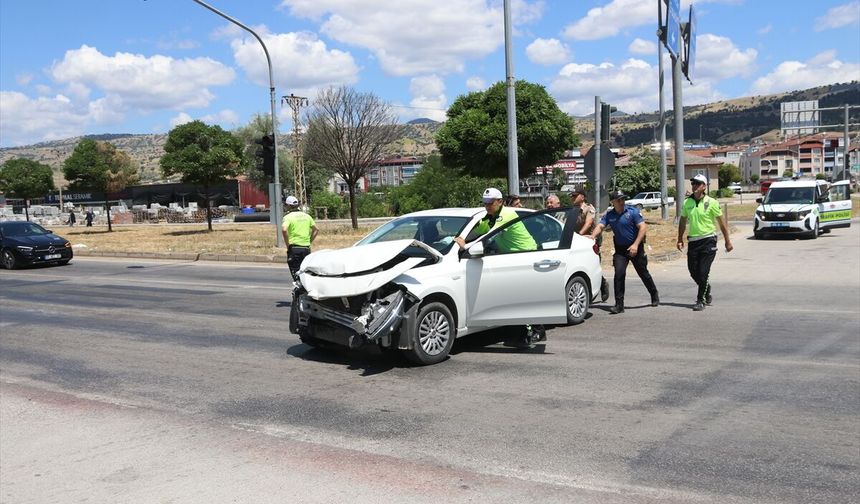 Beton mikseri ile çarpışan otomobildeki 5 kişi yaralandı