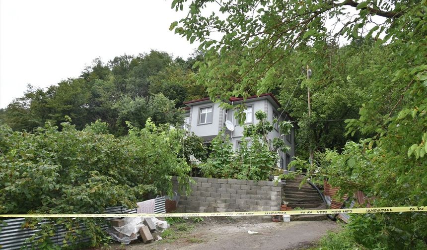 Heyelan nedeniyle bir evde hasar oluştu