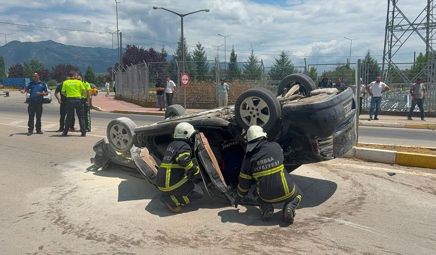 Otomobilin devrildiği kaza kamerada