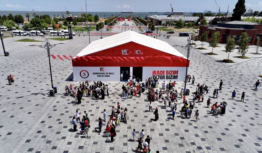 Şehit yakınları ve öğrenciler 15 Temmuz Anma Çadırı'nda