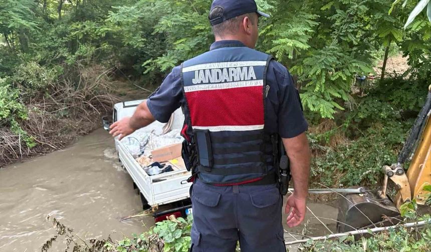 Boru patladı, kamyonet mahsur kaldı