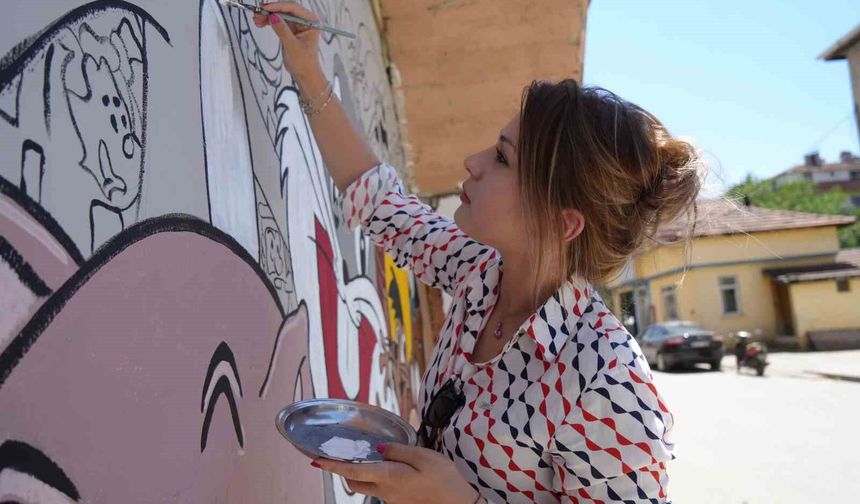 Fabrika duvarlarında başlattığı sanatı çocuklar için sokağa taşıdı