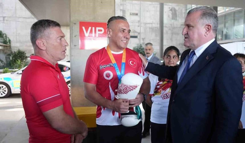 Gençlik ve Spor Bakanı Bak'ı  milli sporcular karşıladı
