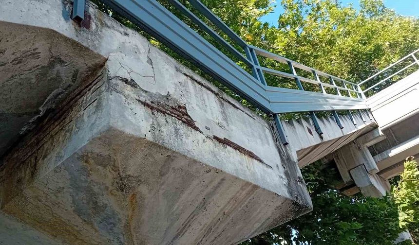 Hasar gören üst geçit, yaya ve sürücüleri tedirgin ediyor