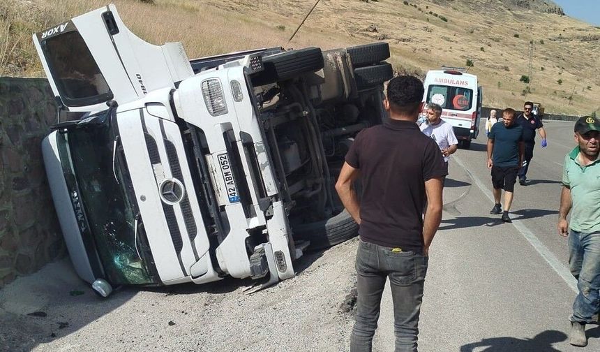 Kontrolden çıkan tır devrildi