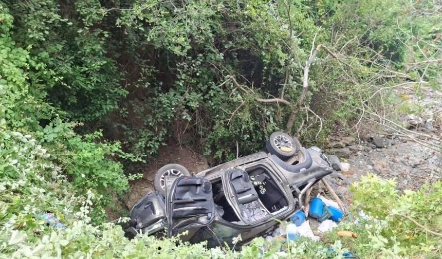 Otomobille çarpışan hafif ticari araç dereye uçtu