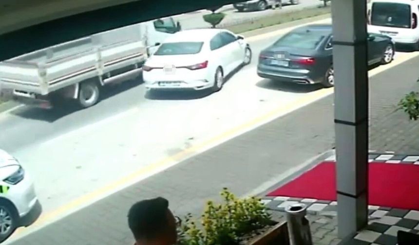 Park yerinden çıkan otomobile kamyon çarptı
