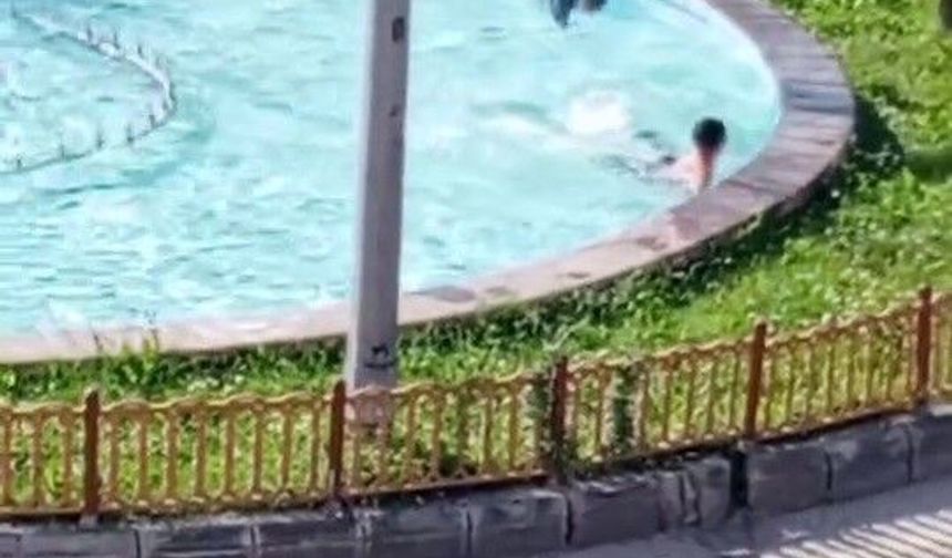 Sıcaktan bunalan çocuklar süs havuzuna girdi