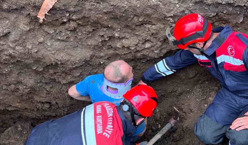 Toprak altında kalan işçiyi itfaiye ekipleri kurtardı