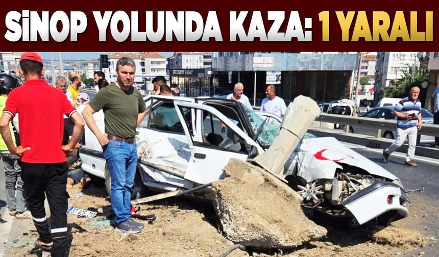 Sinop yolunda otomobil elektrik direğine çarptı