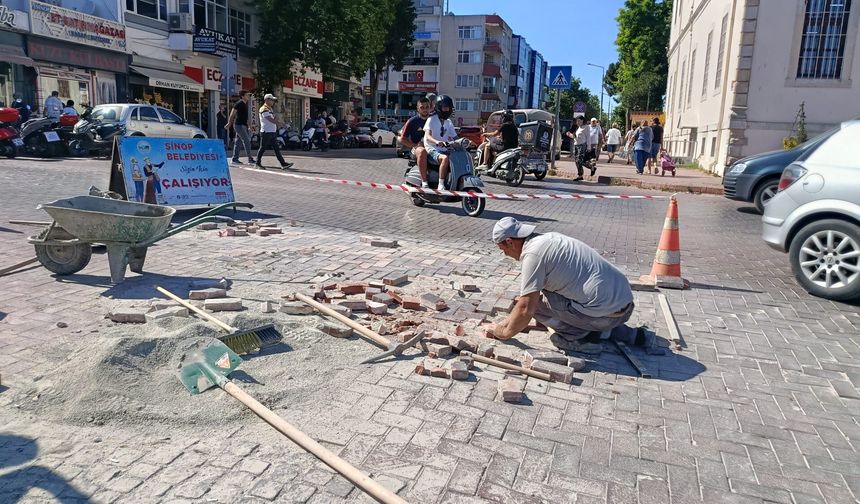 Sinop'ta trafik güvenliğini tehlikeye atan taşlar onarıldı