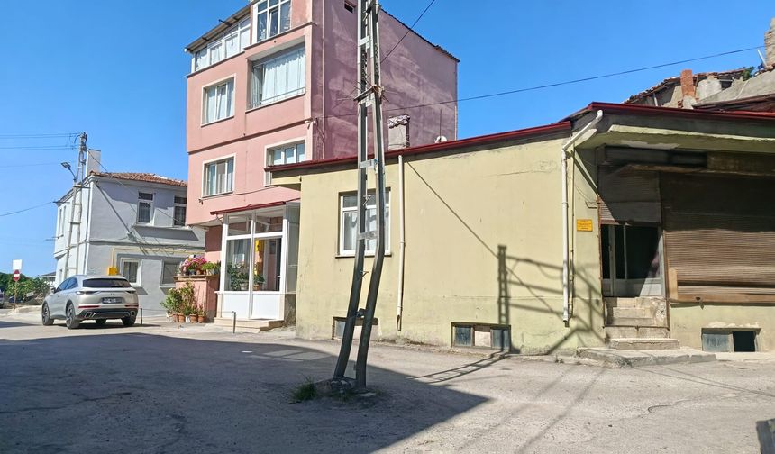 Yol ortasındaki elektrik direği tehlike saçıyor