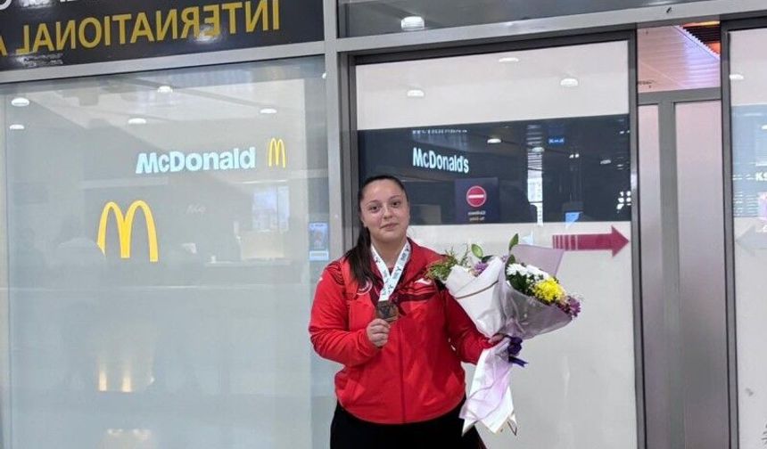 Sinoplu milli halterciye havalimanında coşkulu karşılama