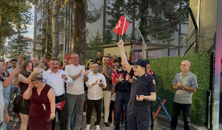 Bedensel engelli gence asker eğlencesi