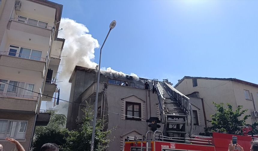 Binanın çatısında çıkan yangın söndürüldü