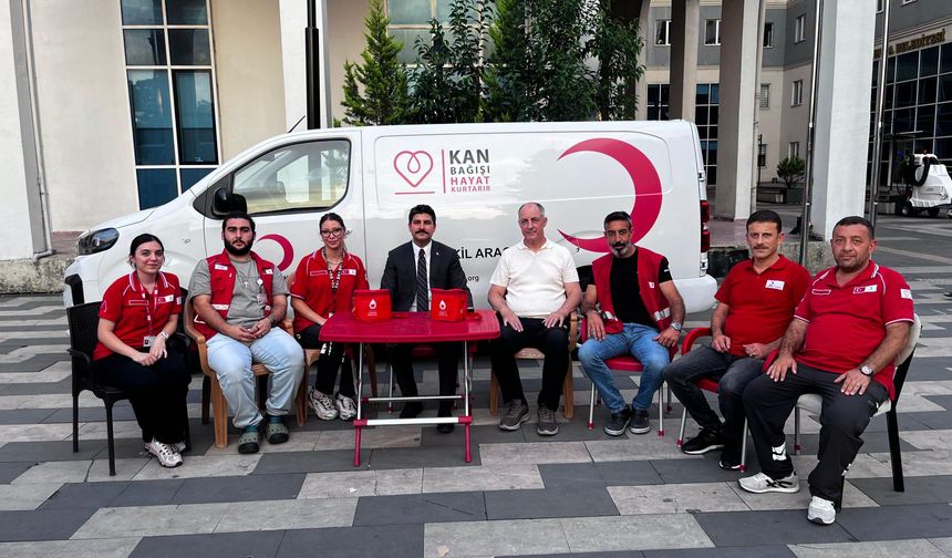 Hopa Kaymakamı kan bağışı aracını ziyaret etti