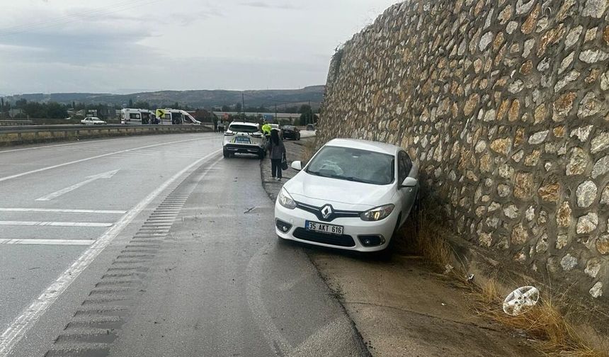 Otomobilin duvara çarpması sonucu 6 kişi yaralandı