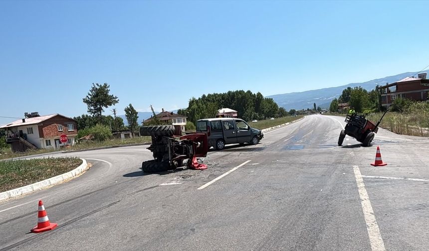 Tokat'ta hafif ticari araç ile traktör çarpıştı