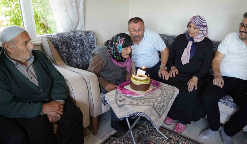 Bir asırı deviren Atiye nineye davul zurnalı kutlama