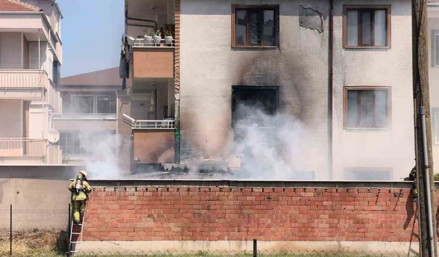 Depoda çıkan yangın apartmana sıçradı
