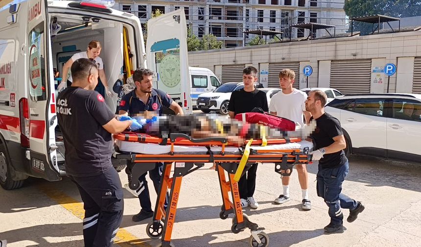 Devrilen traktörün altında kalan sürücü öldü