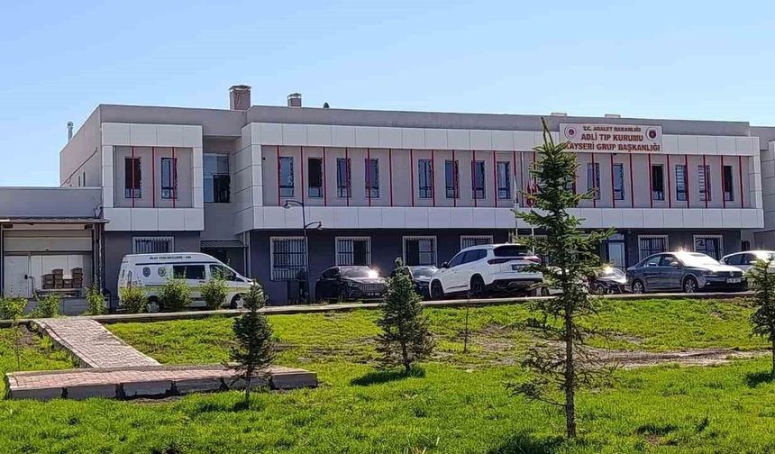 Evinde bıçaklanan adam öldü