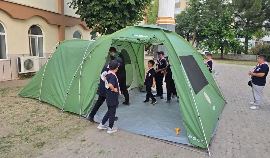 Genç izcilere uygulamalı kampçılık eğitimi