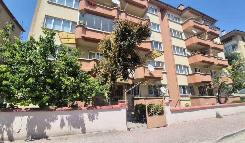 Hırsızların hedefi apartmanın çatı kapısı oldu