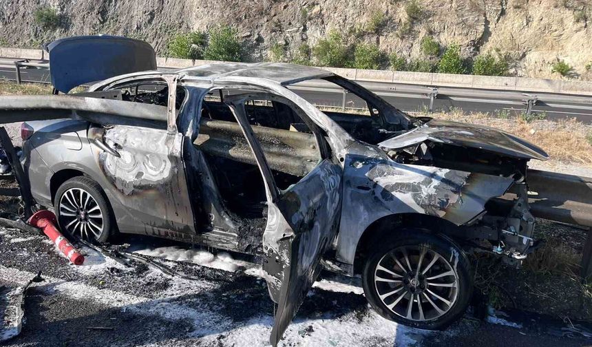 Otomobil bariyere çarpıp alev aldı