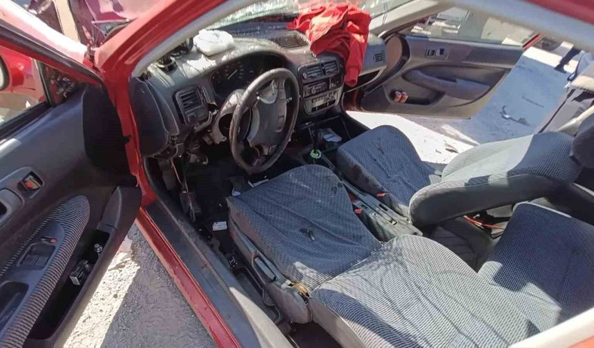 Otomobil kamyonete çarptı: 1 yaralı