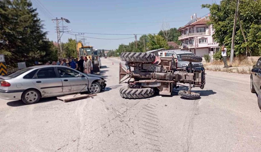 Otomobille çarpışan traktör yan yattı