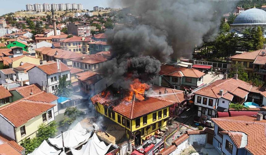Tarihi Odunpazarı Evleri bölgesinde korkutan yangın