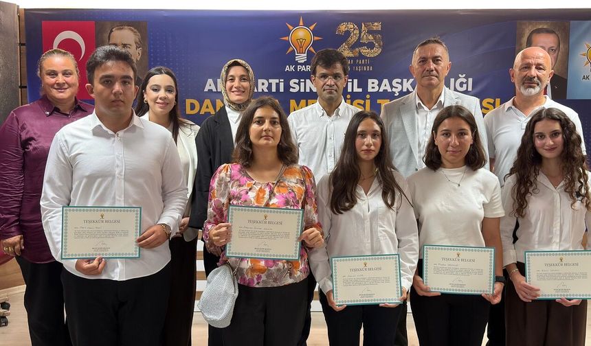 AK Parti’ye katılan gençlere rozet ve belgeleri takdim edildi