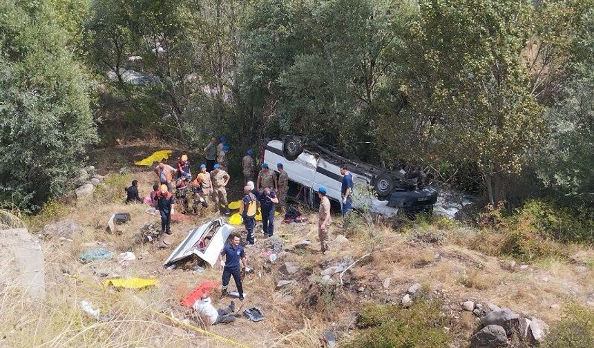 Minibüs şarampole uçtu: 4 kişi öldü