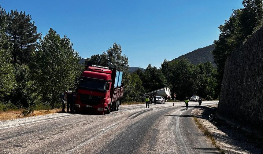 2 kamyon çarpıştı