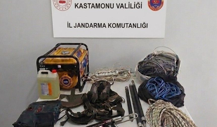 Kaçak kazı yapan 4 şüpheli suçüstü yakalandı