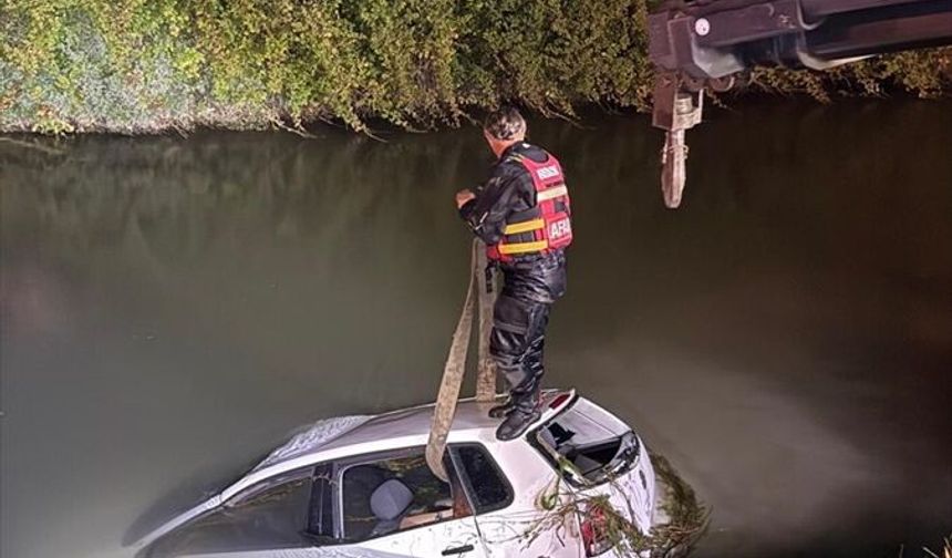 Otomobil sulama kanalında devrildi, 2 kişi öldü
