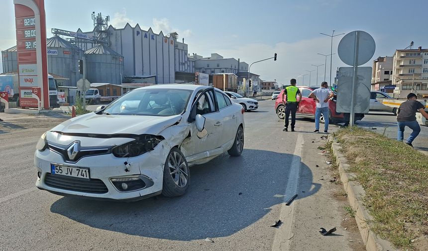Sinop yolunda çarpışma: 3 kişi yaralandı