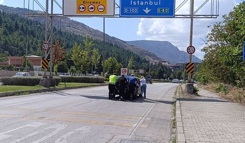 Yolda kalan sürücüye polis ekibi yardım etti