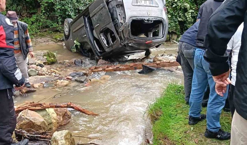 Araç dereye uçtu: 3'ü ağır 5 yaralı