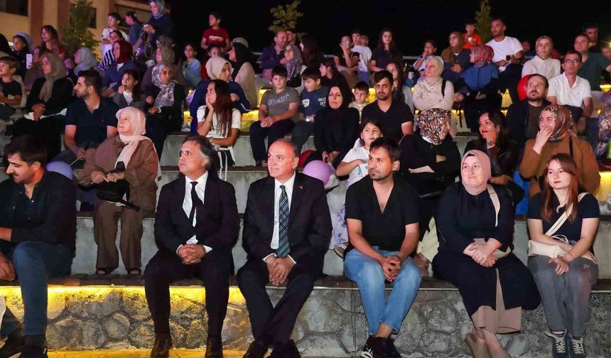 Dere kenarında açık hava sineması