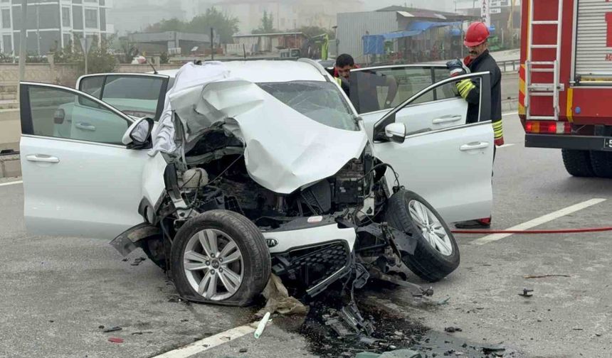 SUV araç direğe çarptı: 1 ölü, 3 yaralı