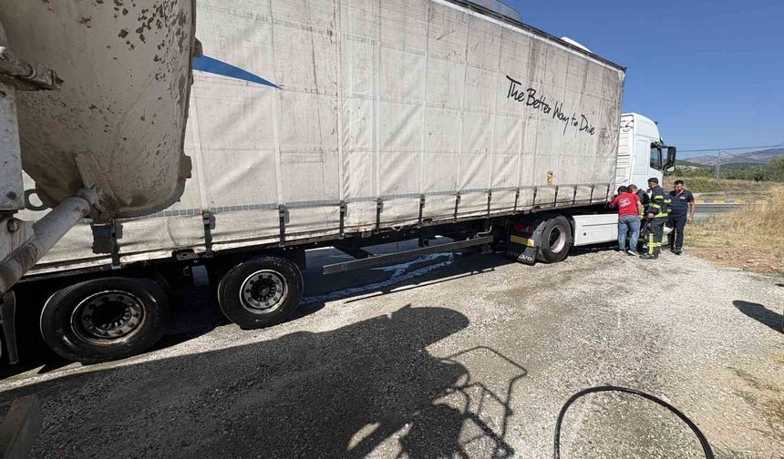 Tır yangınını beton mikseri söndürdü