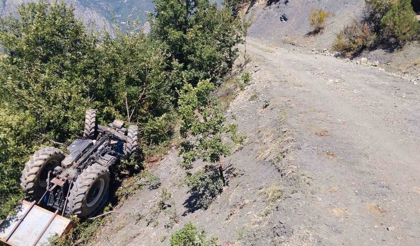 Traktör şarampole yuvarlandı: 1 ölü, 3 yaralı