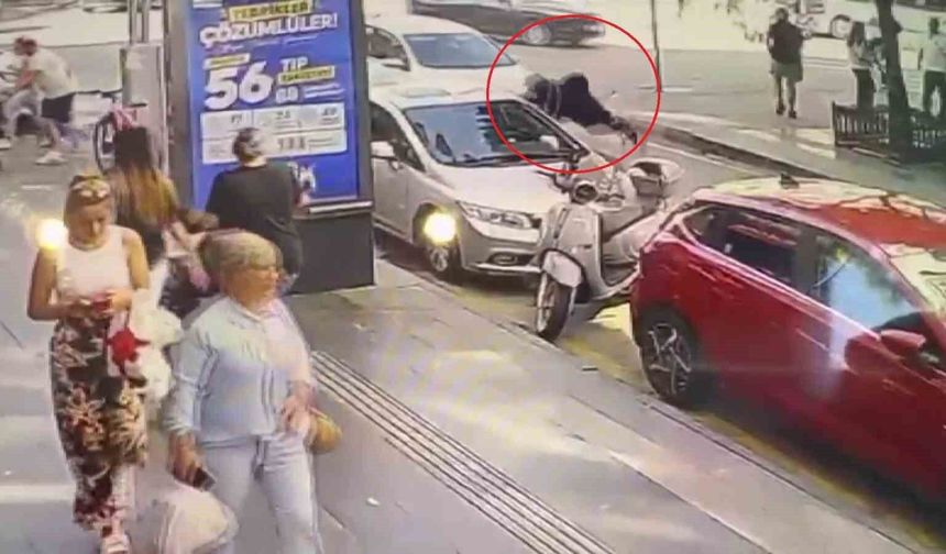 Yaşlı kadın ile torununa otomobil çarptı