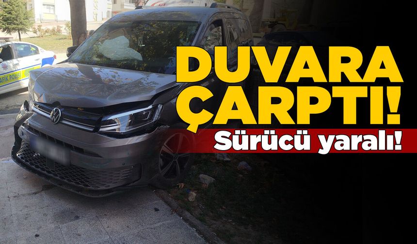 Hafif ticari araç duvara çarptı