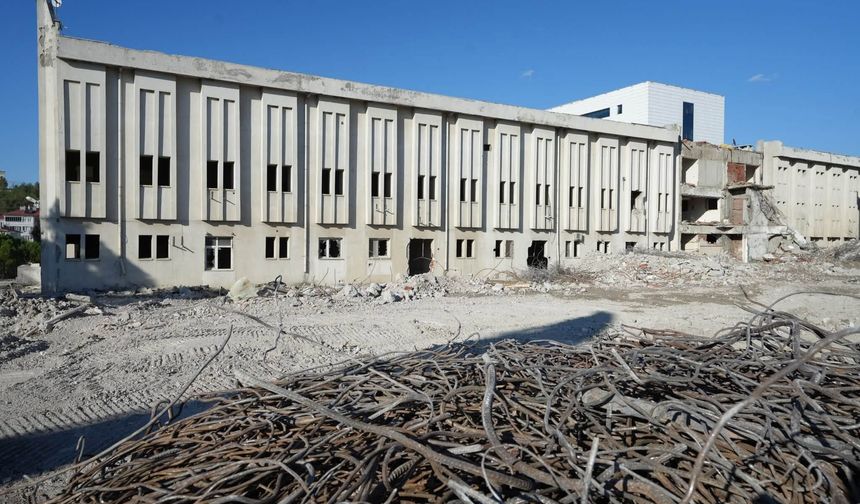 Eski hastane binasında yıkım çalışmaları devam ediyor