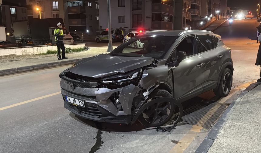 İki otomobil çarpıştı, 2 kişi yaralandı