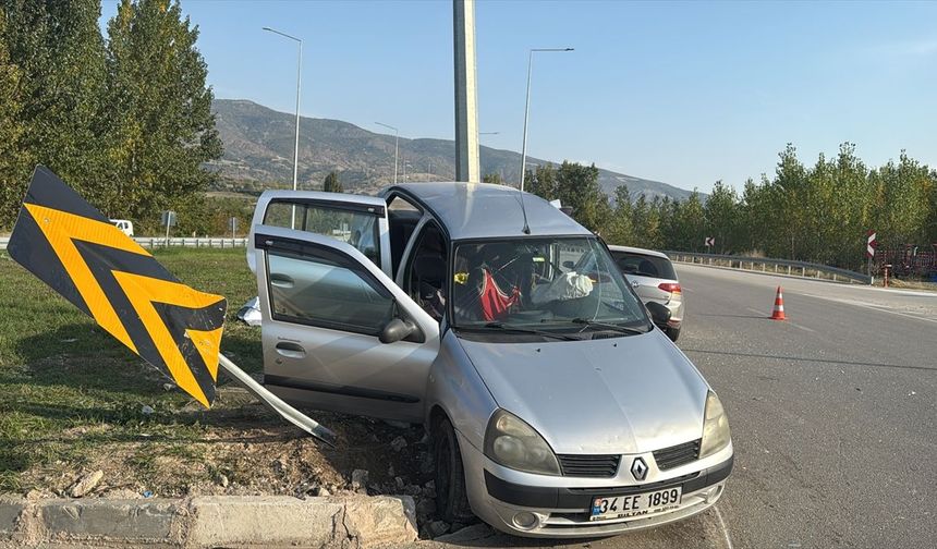 İki otomobilin çarpıştığı kazada 4 kişi yaralandı