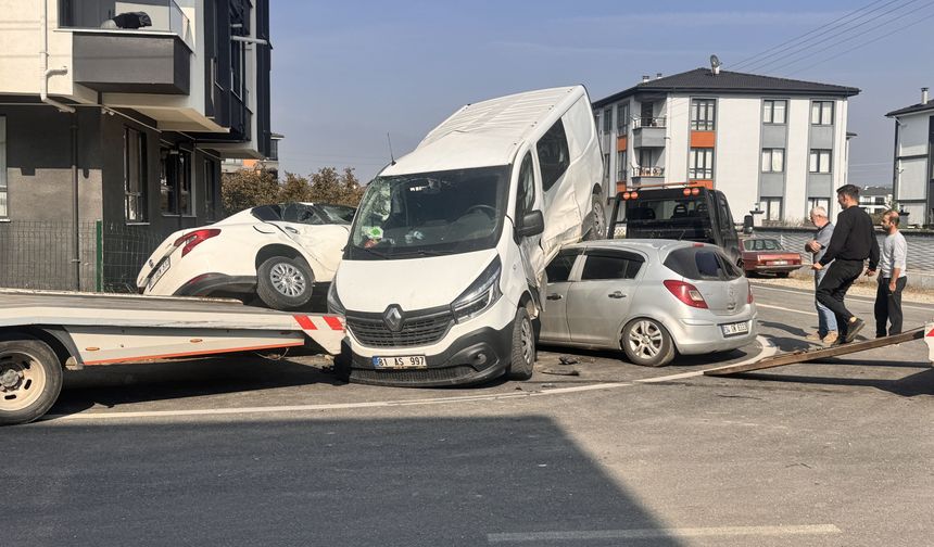 Otomobille panelvan çarpıştı: 3 kişi yaralandı